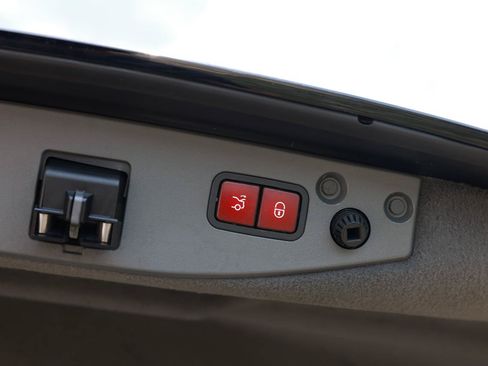 Used 2009 Mercedes-Benz SL 550 w/ Premium I Pkg image 24