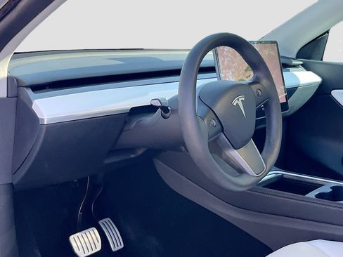 Used 2022 Tesla Model Y Performance AWD/4WD image 9