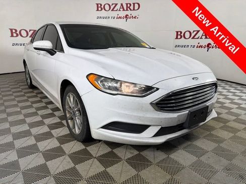Used 2017 Ford Fusion SE FWD image 1
