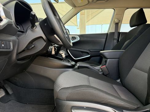 Used 2025 Kia Soul LX w/ LX Technology Package FWD image 26