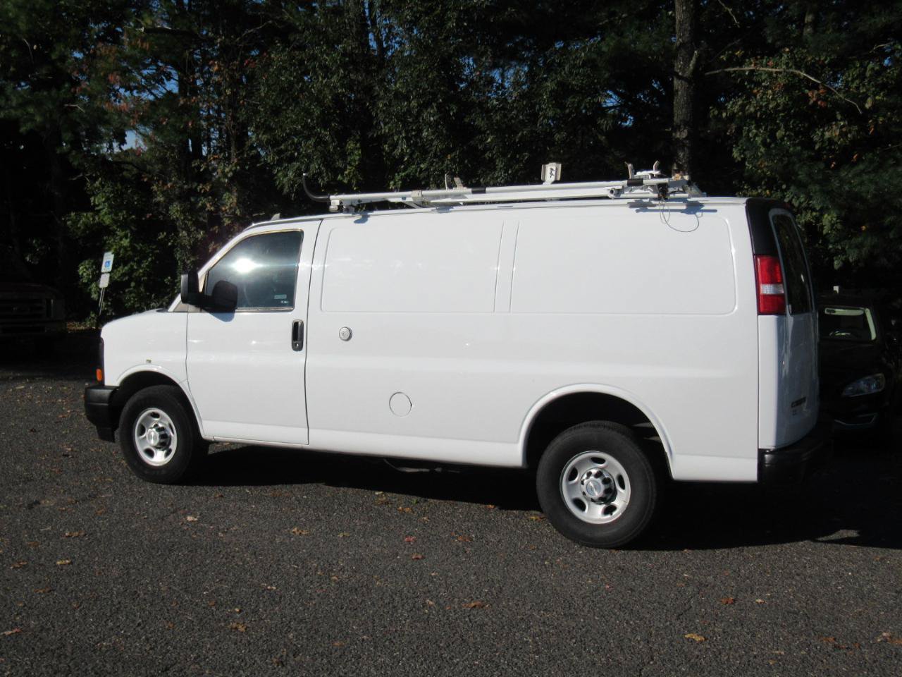 Used 2017 Chevrolet Express 2500 RWD image 3