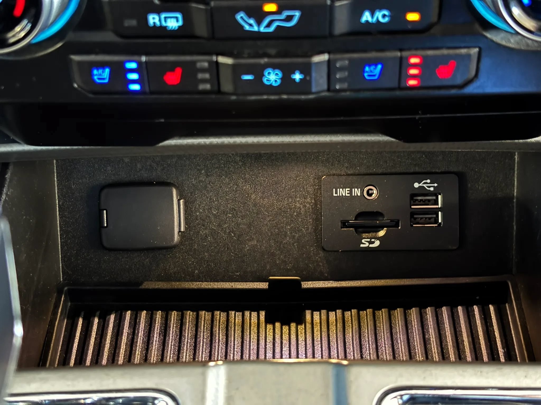 Used 2015 Ford F150 Lariat w/ Equipment Group 502A Luxury AWD/4WD image 34