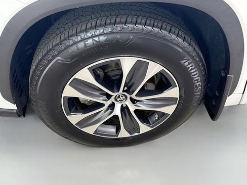 Used 2024 Toyota Highlander XLE AWD/4WD image 33