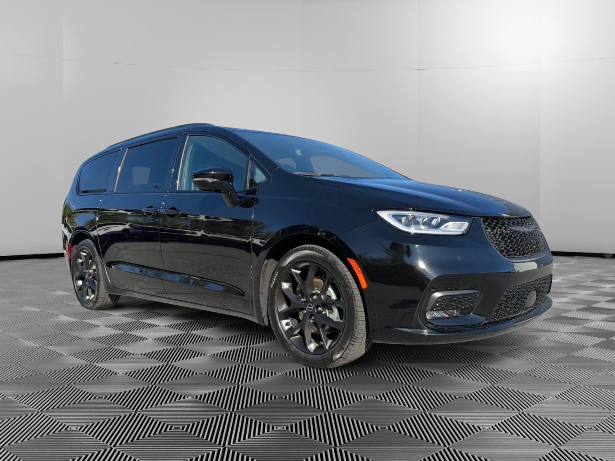 Used 2025 Chrysler Pacifica Limited FWD image 2
