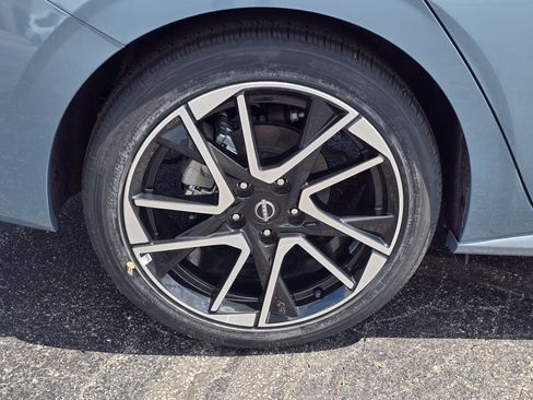Used 2025 Nissan Sentra SR w/ SR Premium Package FWD image 5