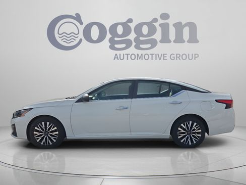 Used 2025 Nissan Altima 2.5 SV FWD image 2