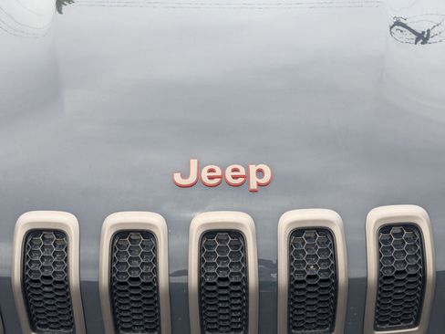 Used 2017 Jeep Cherokee Latitude w/ Comfort/Convenience Group AWD/4WD image 12
