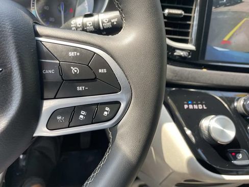 Used 2024 Chrysler Pacifica Touring-L FWD image 29