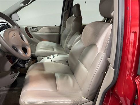 Used 2003 Chrysler Town & Country Limited image 11