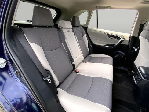 Used 2020 Toyota RAV4 XLE w/ Convenience Package FWD image 19