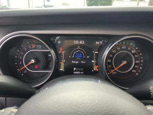 Used 2019 Jeep Wrangler Unlimited Sahara AWD/4WD image 30