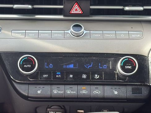 Used 2025 Hyundai Elantra SEL image 24