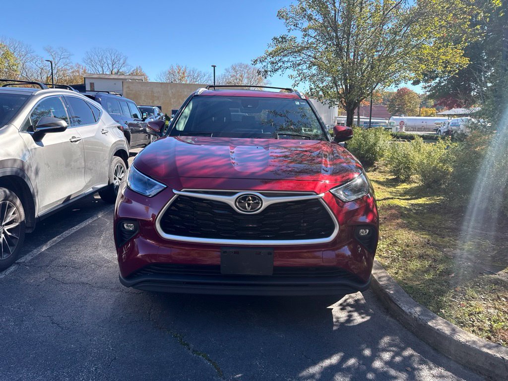 Used 2022 Toyota Highlander XLE AWD/4WD image 2