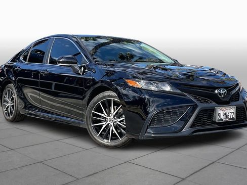 Used 2024 Toyota Camry SE image 3