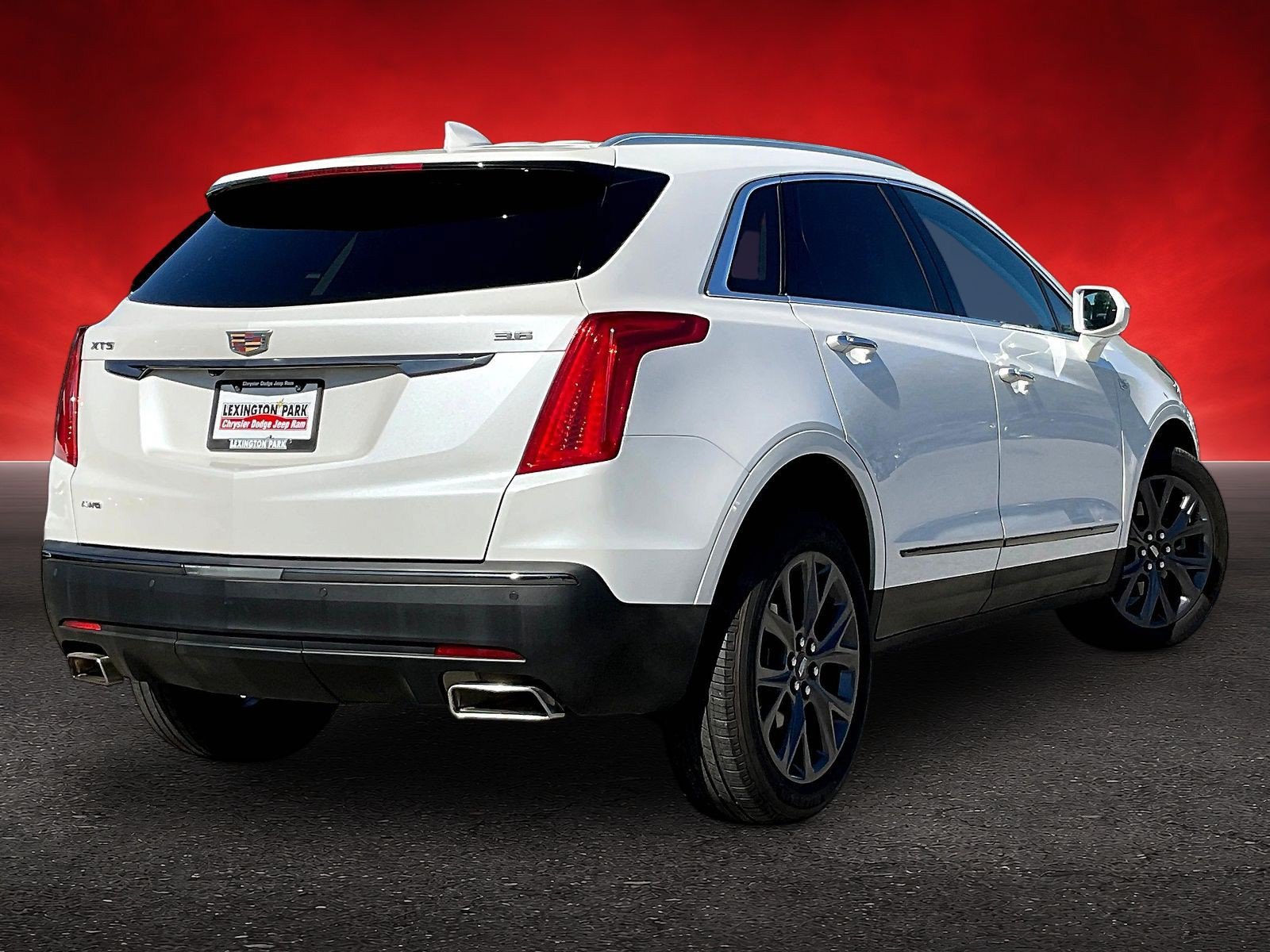 Used 2018 Cadillac XT5 Luxury w/ LPO, Black Ice Package AWD/4WD image 5