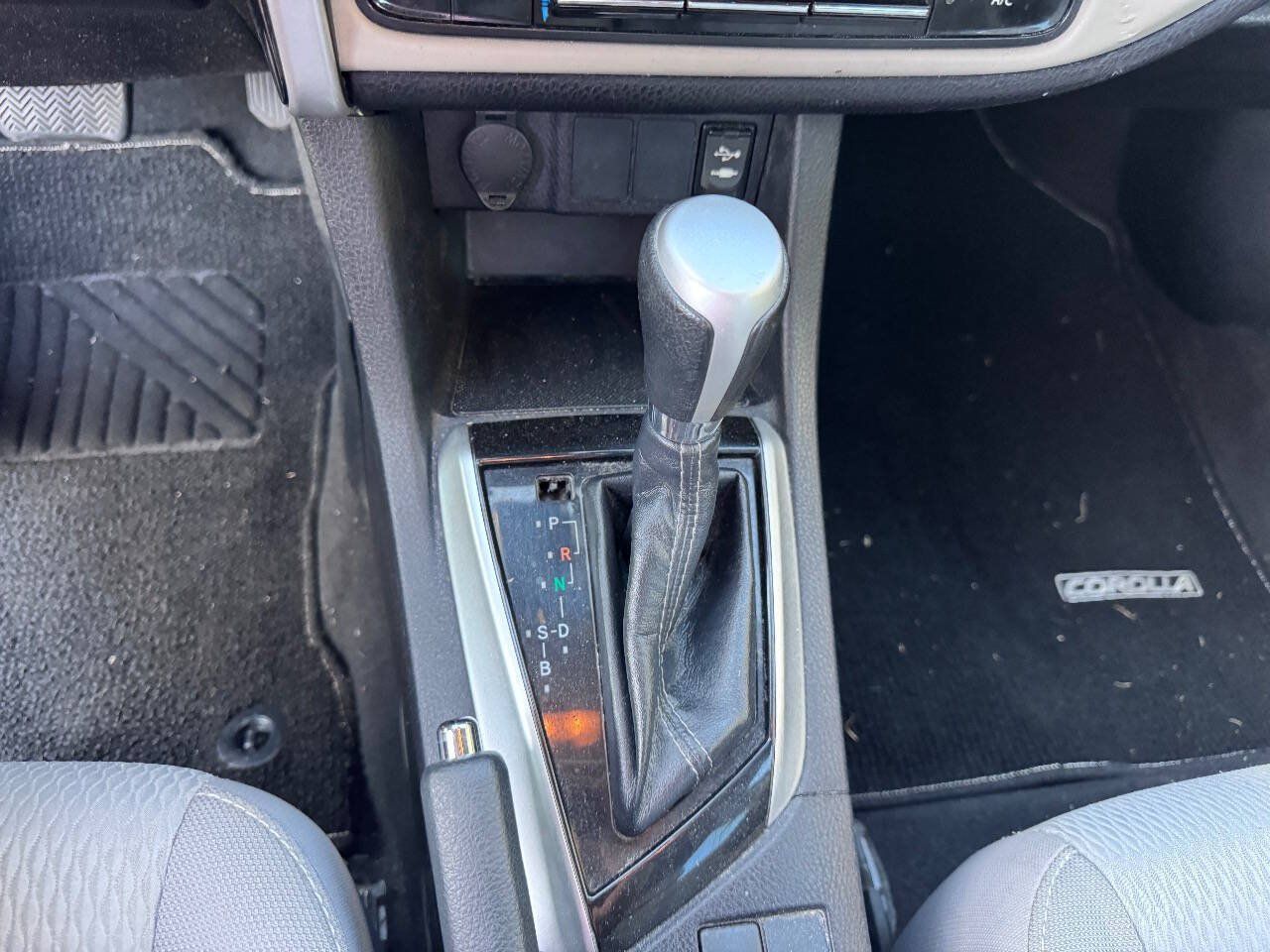 Used 2019 Toyota Corolla LE w/ Carpet Mat Package (TMS) FWD image 15