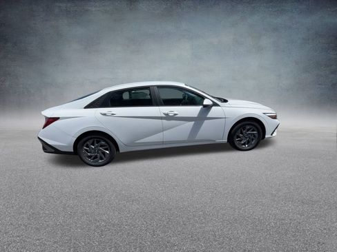 Used 2025 Hyundai Elantra Blue image 26