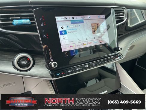 Used 2023 Jeep Wagoneer L Series II w/ Premium Group I image 8