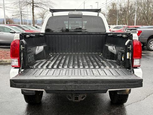 Used 2017 Toyota Tacoma TRD Sport image 25