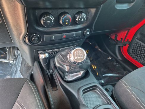 Used 2018 Jeep Wrangler Unlimited Rubicon w/ Connectivity Group AWD/4WD image 12