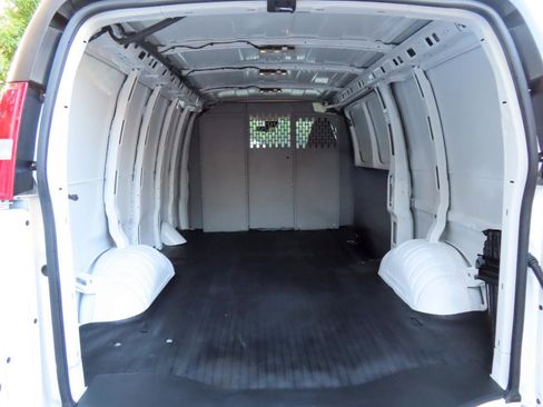 Used 2021 Chevrolet Express 2500 w/ Driver Convenience Package RWD image 20