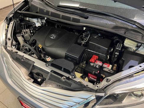 Used 2017 Toyota Sienna Limited Premium image 9