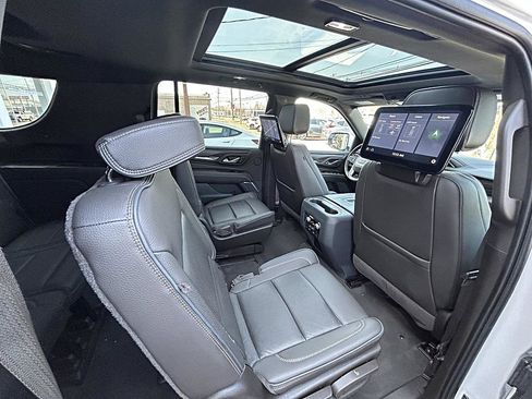 Used 2021 GMC Yukon XL Denali w/ Denali Premium Package image 9