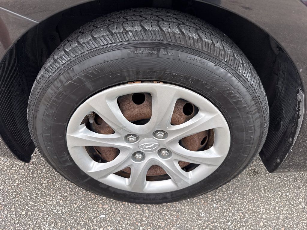 Used 2014 Hyundai Accent GS FWD image 11