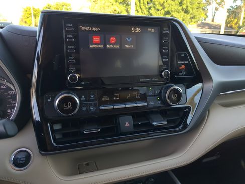 Used 2020 Toyota Highlander XLE image 22