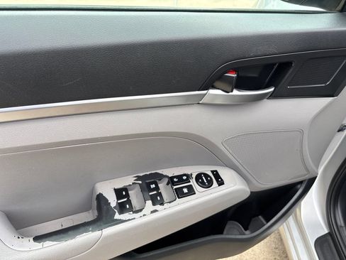 Used 2020 Hyundai Elantra SE FWD image 23