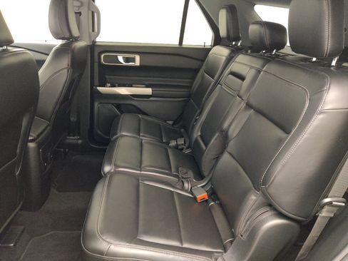 Used 2023 Ford Explorer XLT w/ Equipment Group 202A RWD image 18