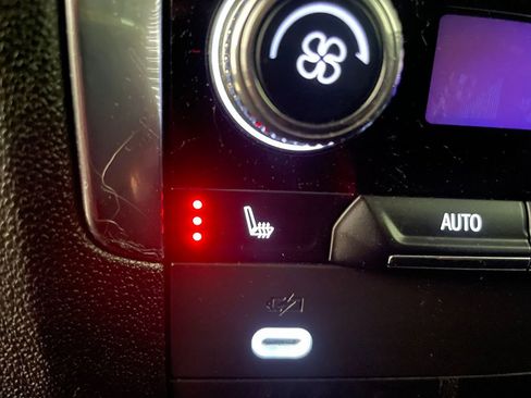 Used 2023 GMC Yukon SLT w/ SLT Premium Package image 42