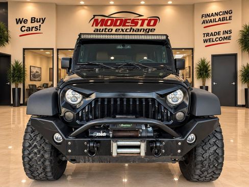 Used 2014 Jeep Wrangler Unlimited Rubicon w/ Connectivity Group AWD/4WD image 9