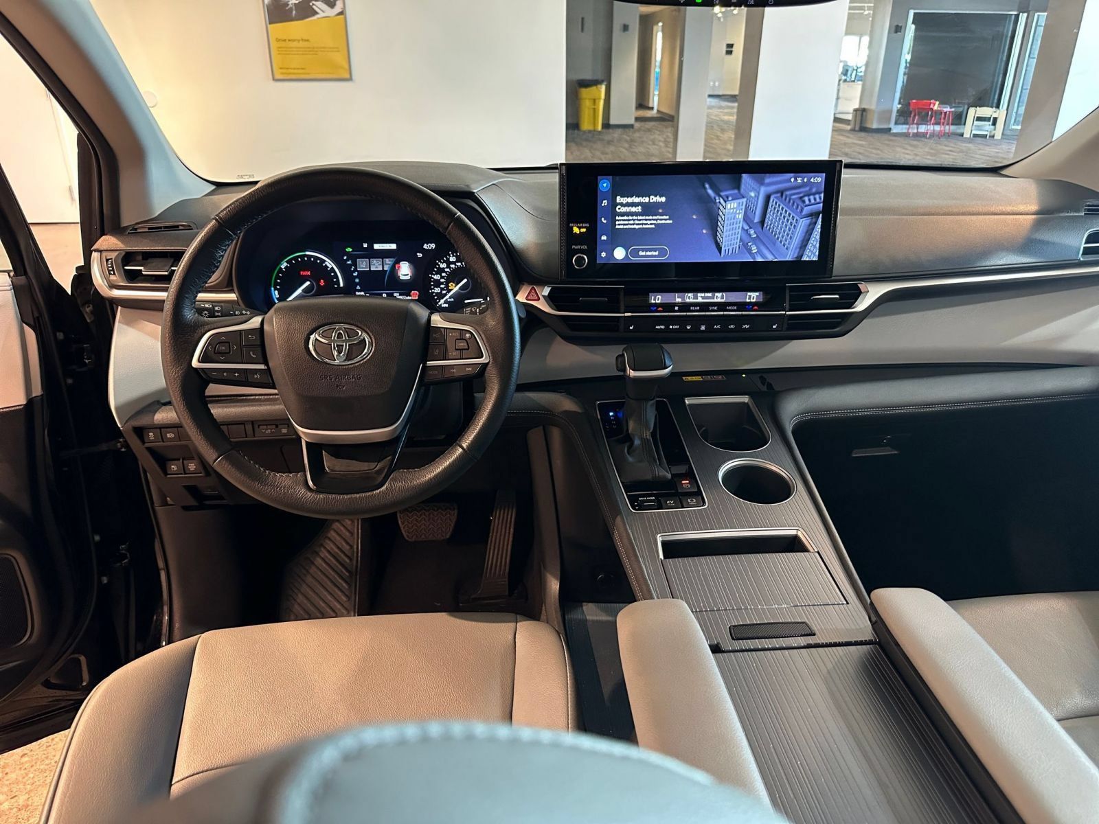 Used 2025 Toyota Sienna XLE FWD image 36