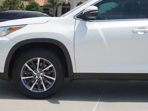 Used 2019 Toyota Highlander XLE FWD image 10
