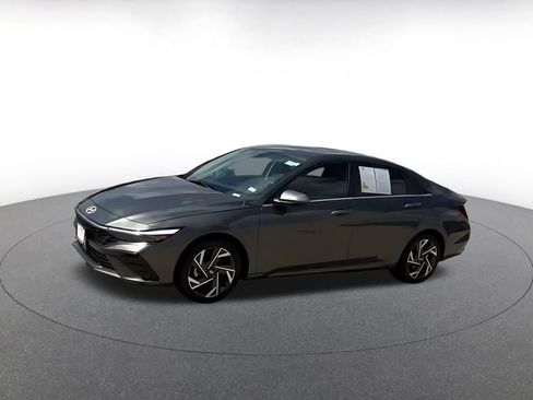 Used 2025 Hyundai Elantra SEL image 8