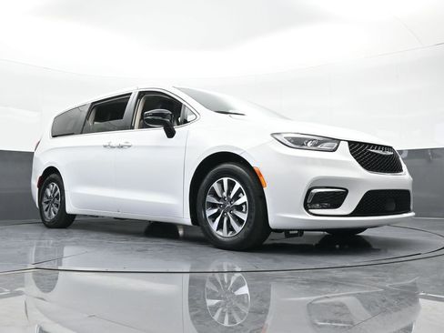 Used 2024 Chrysler Pacifica Select image 58