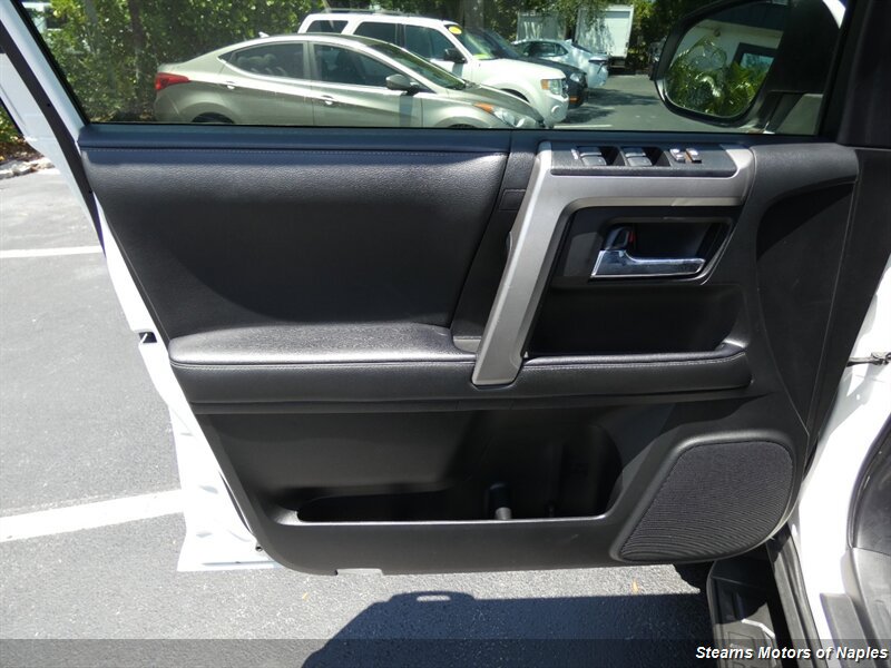 Used 2020 Toyota 4Runner SR5 AWD/4WD image 40