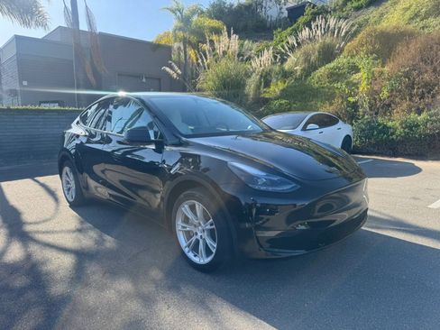 Used 2024 Tesla Model Y Long Range AWD/4WD image 5