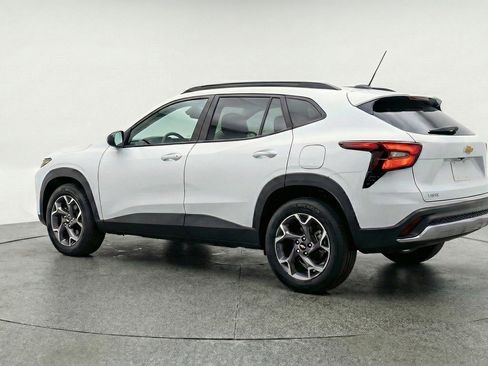 Used 2025 Chevrolet Trax LT w/ LT Convenience Package image 6