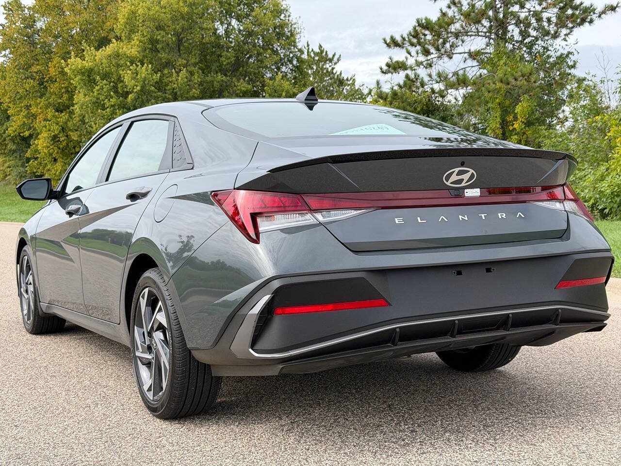 Used 2025 Hyundai Elantra Sport FWD image 4