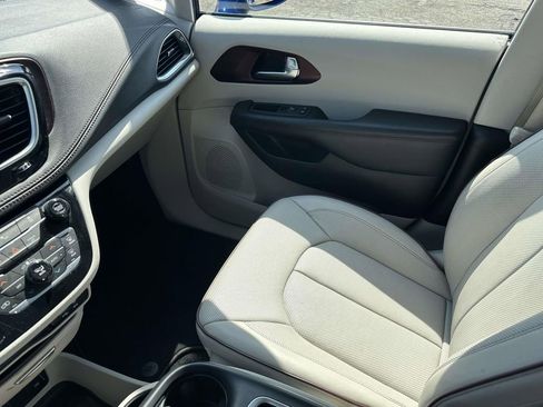 Used 2020 Chrysler Pacifica Limited image 32
