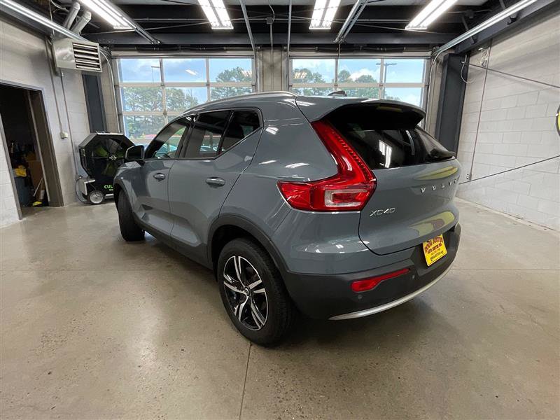 Used 2023 Volvo XC40 B5 Core AWD/4WD image 3