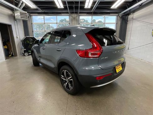 Used 2023 Volvo XC40 B5 Core AWD/4WD image 3