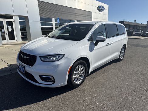 Used 2023 Chrysler Pacifica Touring-L FWD image 1