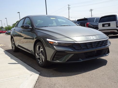 New 2025 Hyundai Elantra SEL FWD image 7