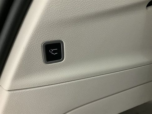 Used 2024 Chrysler Pacifica Touring-L FWD image 9