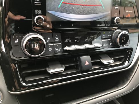 Used 2022 Toyota Highlander XLE AWD/4WD image 23