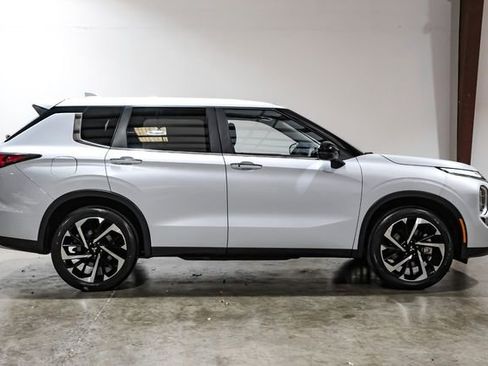 Used 2024 Mitsubishi Outlander SE image 12