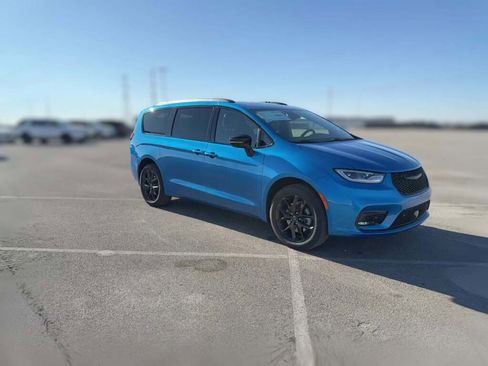 New 2026 Chrysler Pacifica Limited w/ S Appearance Package image 16